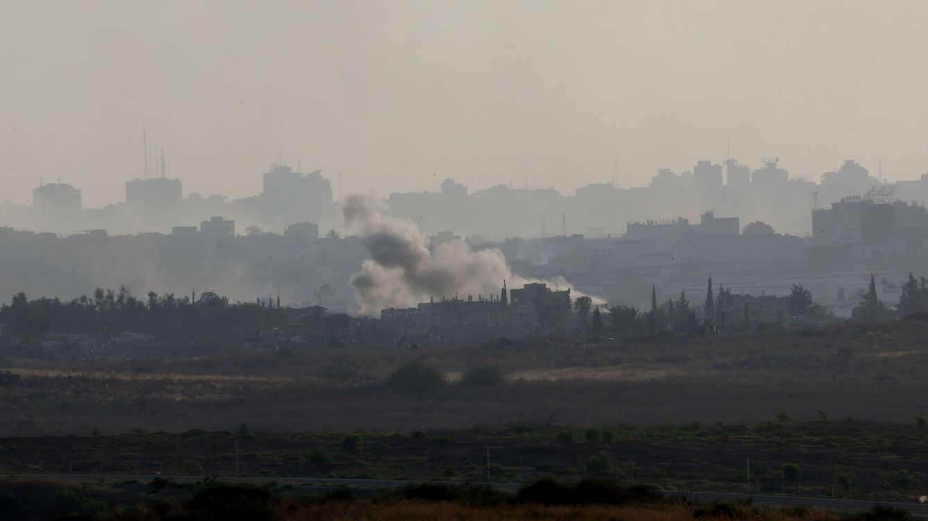 Foto: Una columna de humo sobre el campo de refugiados de Yabalia, al norte de Gaza. (Reuters)