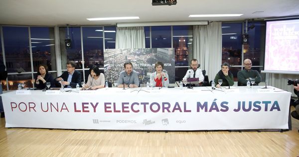 Foto: Dirigentes de Podemos y portavoces de las confluencias, durante la presentación de su propuesta para reformar la Ley Electoral. (EFE)