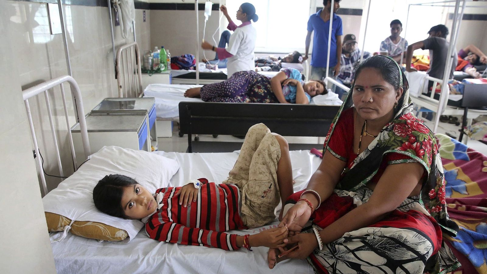 Foto: Sala de pacientes en el hospital Jai Prakash en Bhopal, India, en septiembre de 2016 (EFE)