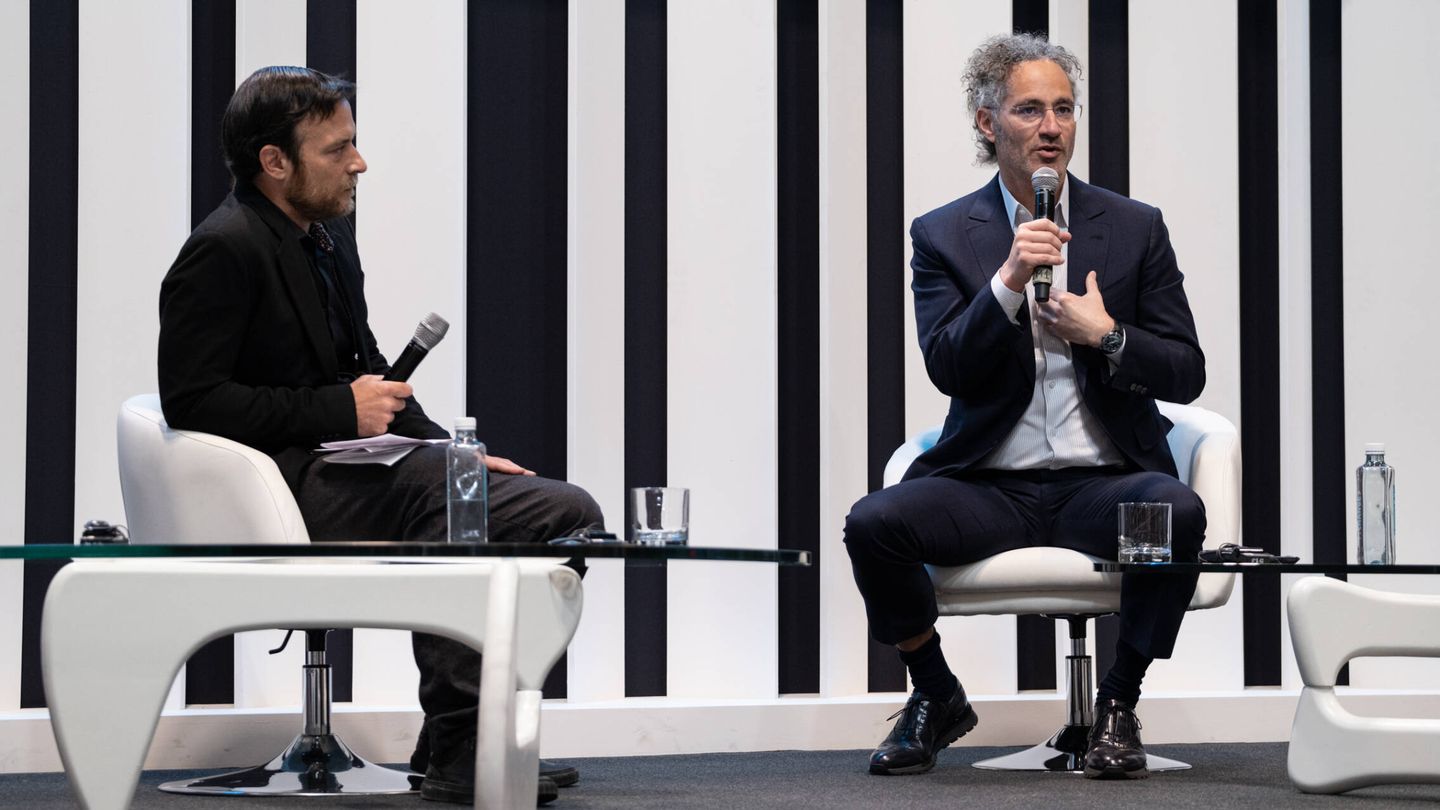 El cofundador y CEO de Palantir Technologies, Alex Karp, y el periodista Enrique Andrés Pretel durante una conferencia. (Sergio Beleña) 