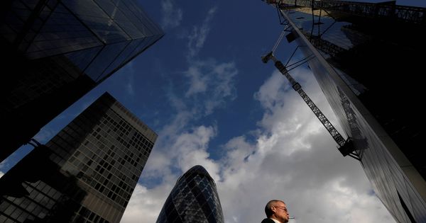 Foto: Un trabajador de la City, el distrito financiero de Londres. (Reuters)