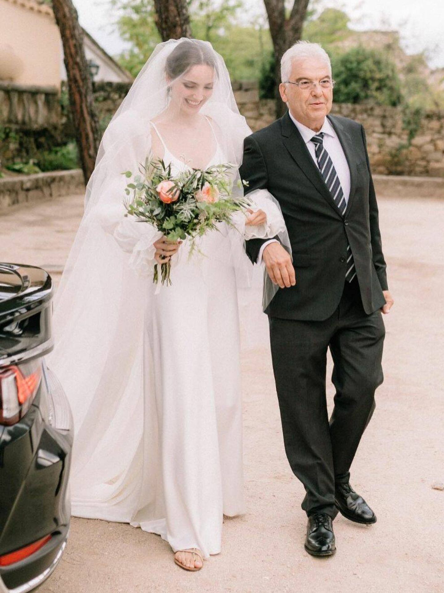 Paula Willems camina al altar del brazo de su padre. (Instagram/@_paulawillems)