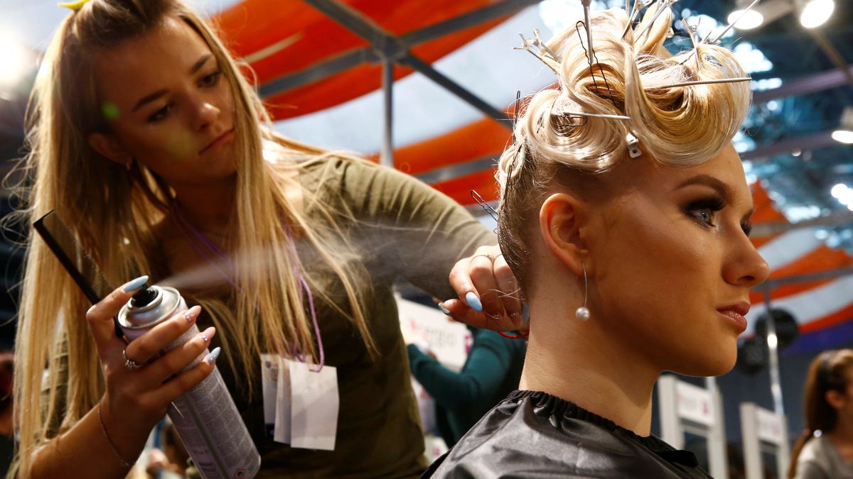 Cortarse el pelo en silencio: la nueva moda que promete arrasar en las peluquerías