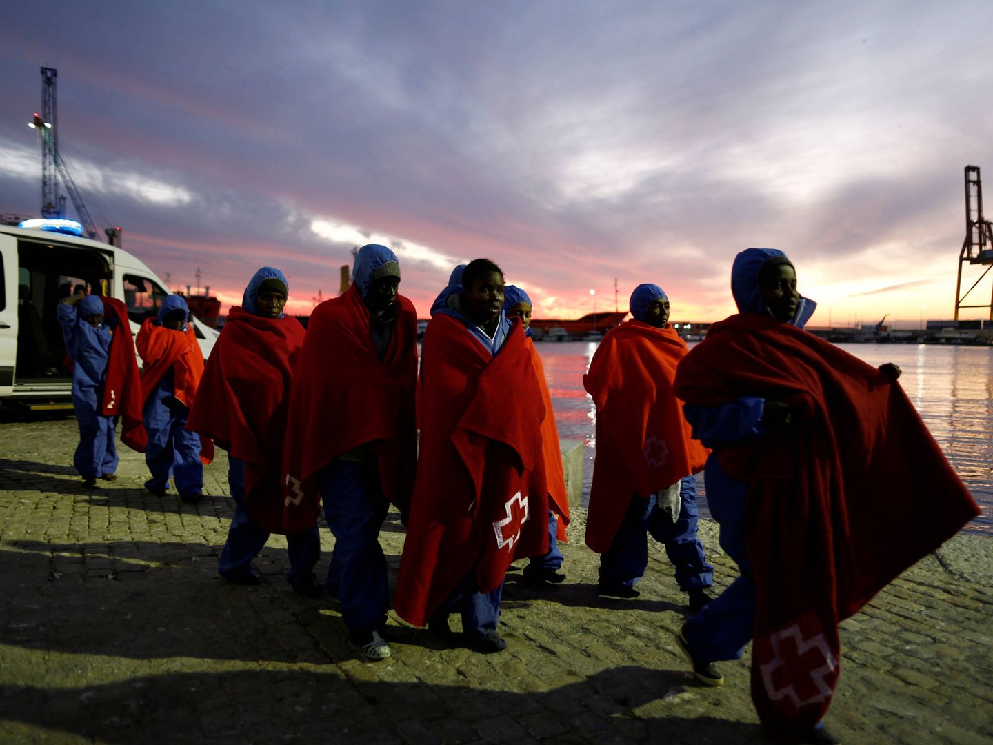 Migrantes rescatados en el Mediterráneo tras desembarcar en el puerto de Málaga. (Reuters) 