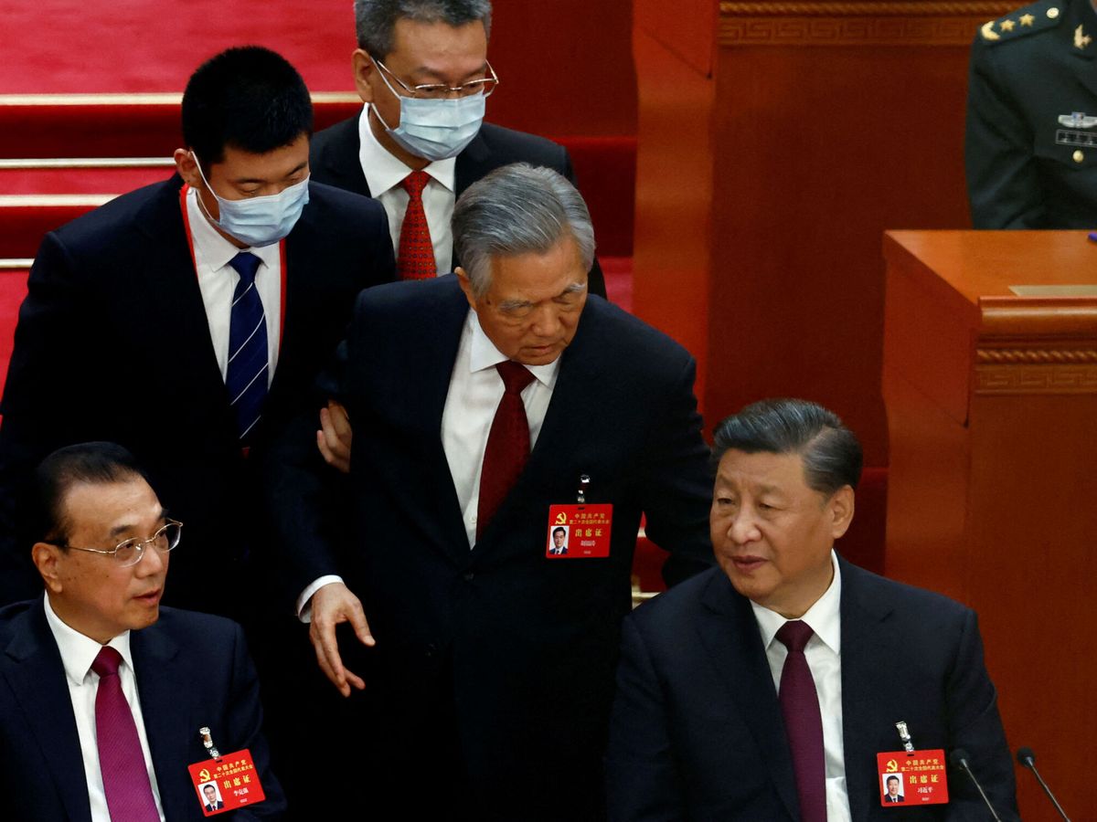 Foto: El momento en que Hu Jintao es escoltado fuera del congreso del Partido Comunista de China. (Reuters/Tingshu Wang)