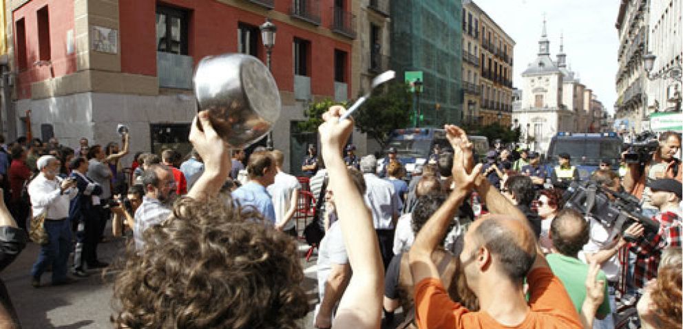 Foto: Caceroladas y manifestaciones en Madrid y Valencia contra los alcaldes