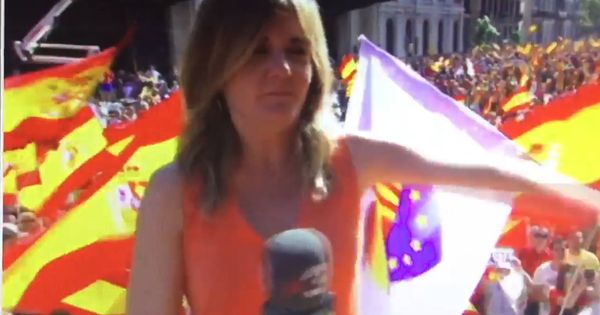 Foto: Una reportera de TV3, agredida e insultada tras la manifestación de Barcelona.