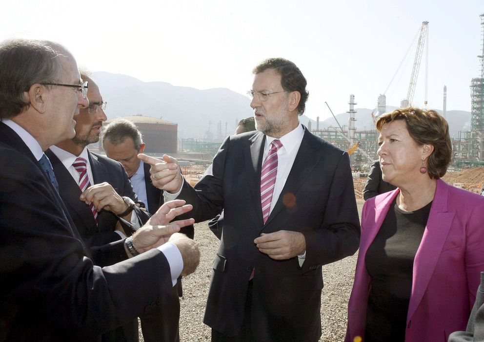 Foto: Mariano Rajoy (2d) conversa con el presidente de Repsol, Antonio Brufau (i). (EFE)