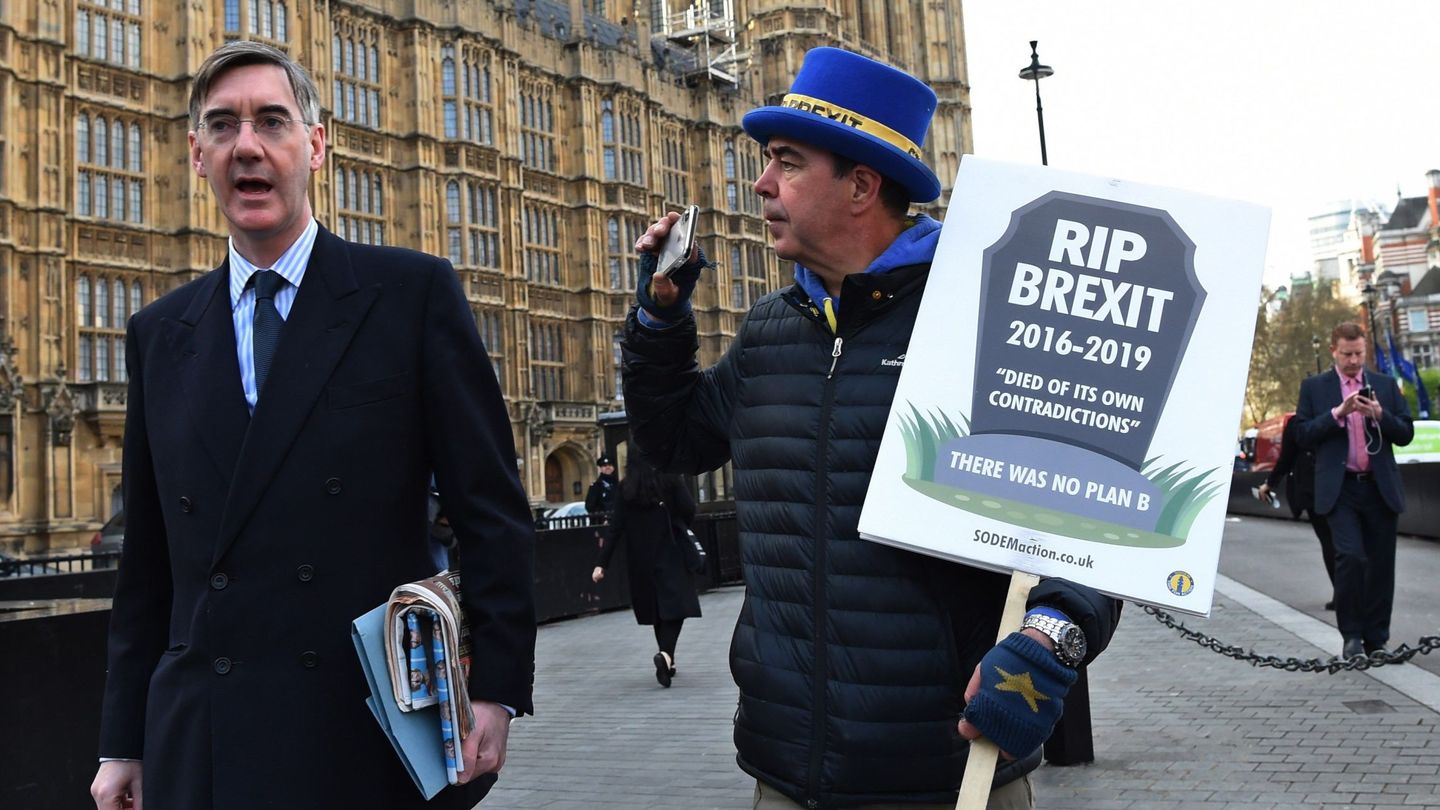 El británico Jacob Rees-Mogg, líder del influyente Grupo de Investigación Europeo (ERG), pasa junto a un activista antiBrexit. (Reuters)