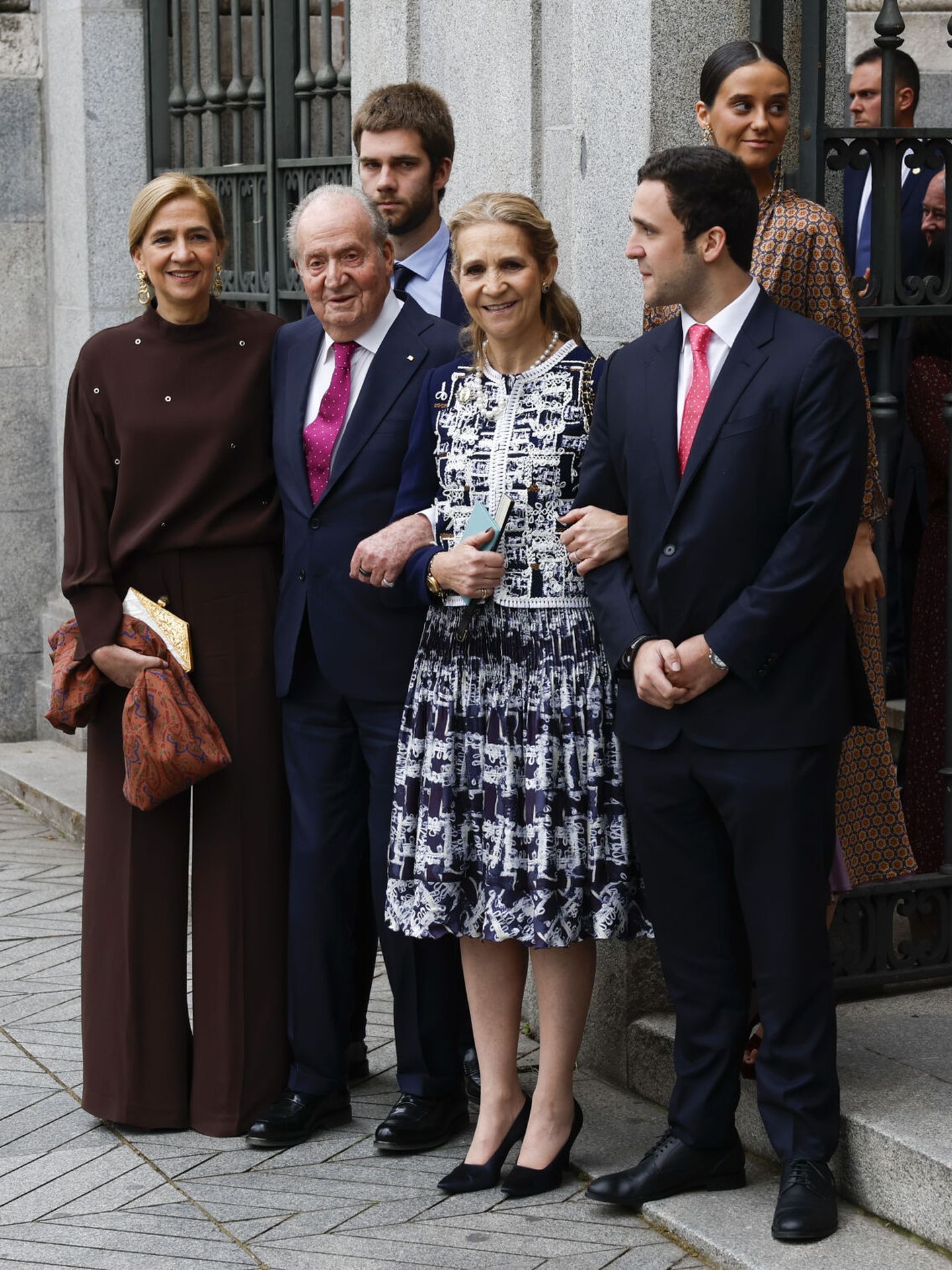 El Rey emérito Juan Carlos I, acompañado por las infantas Cristina y Elena, más sus nietos Froilán, Victoria Federica y Juan Urdangarin. (EFE)