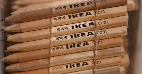 Foto: Los icónicos lápices de Ikea desaparecerán pronto de las tiendas (Reuters/Wolfgang Rattay)