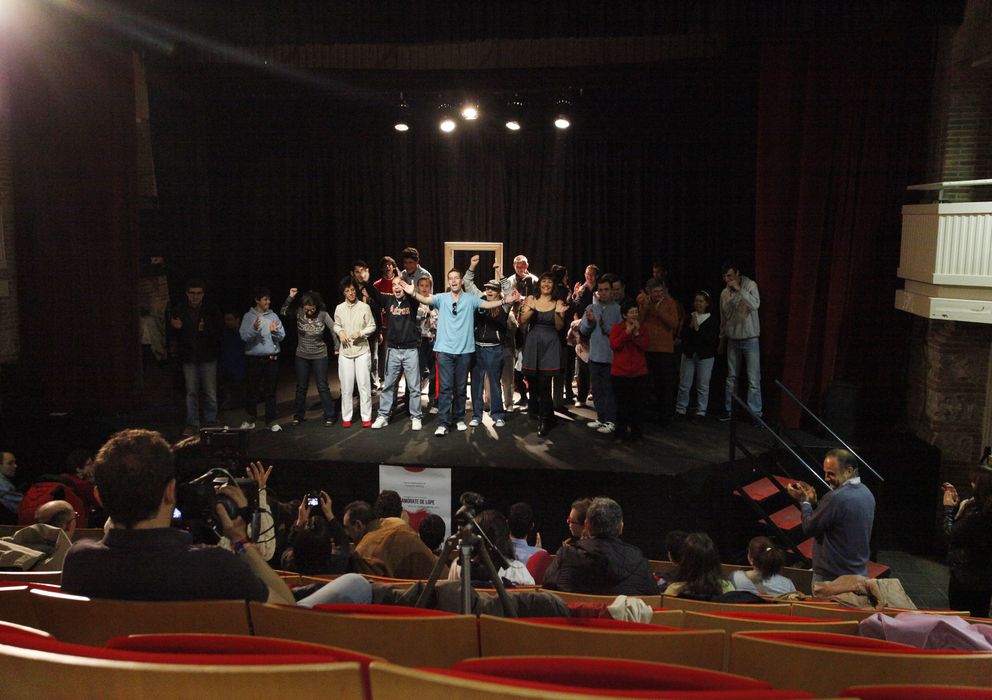 Todos los asistentes suben al escenario en la representación de 'Enamórate de Lope' (Foto. Enrique Villarino)