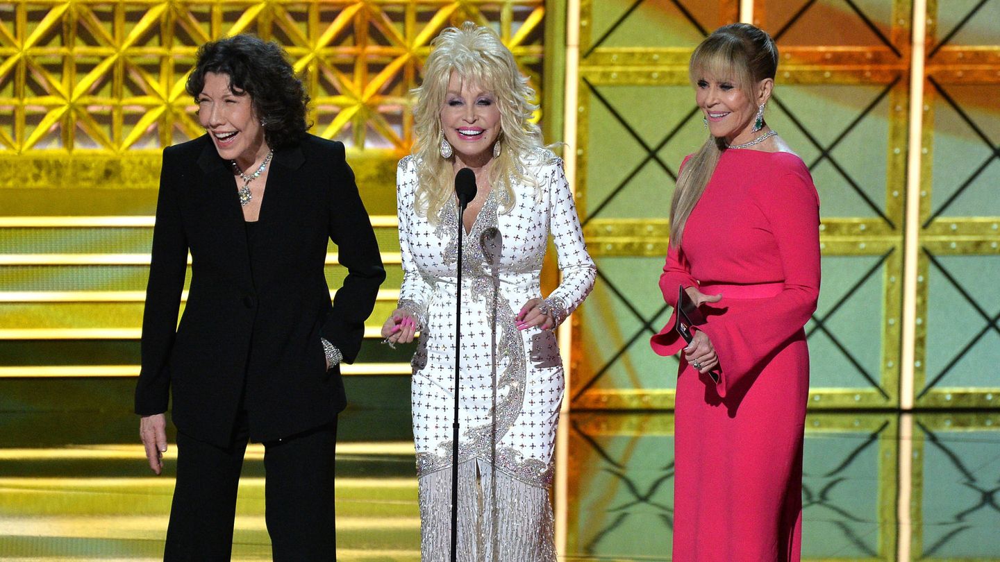 Lily Tomlin, Dolly Parton y Jane Fonda en los Premios Emmy 2017. (Gtres)