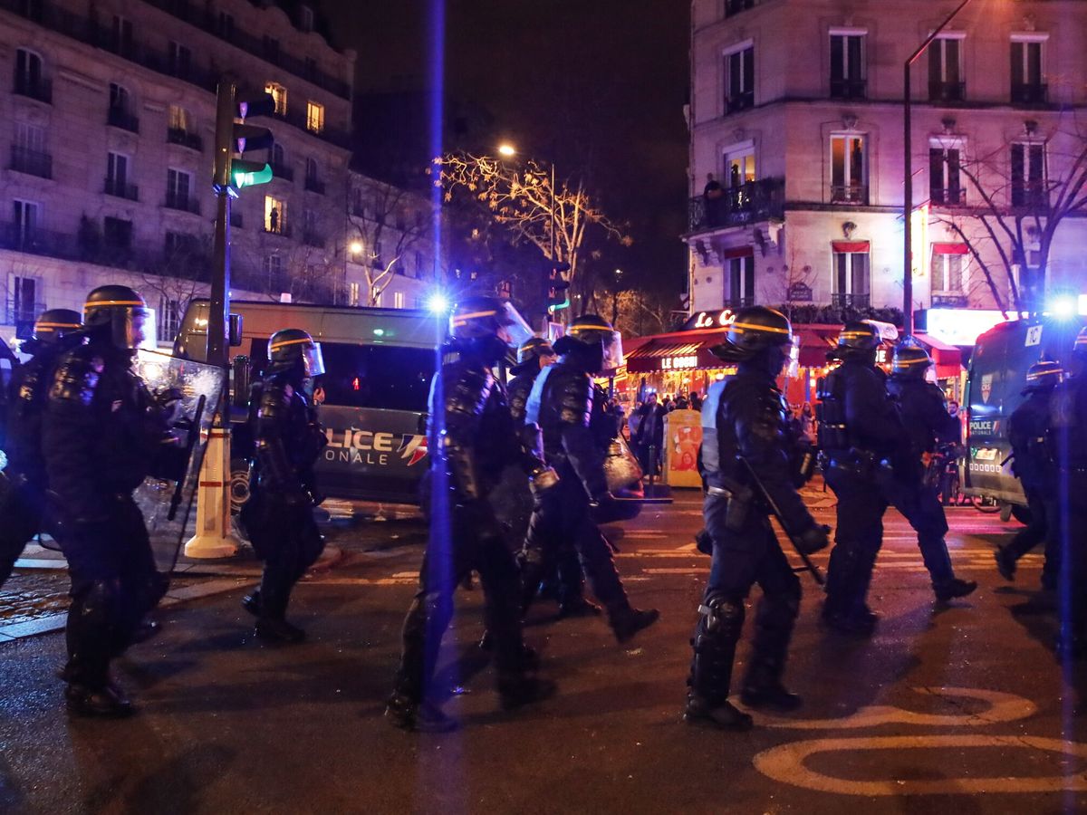 Foto: Policía desplegada en las calles de París ante las protestas. (EFE/Teresa Suárez)