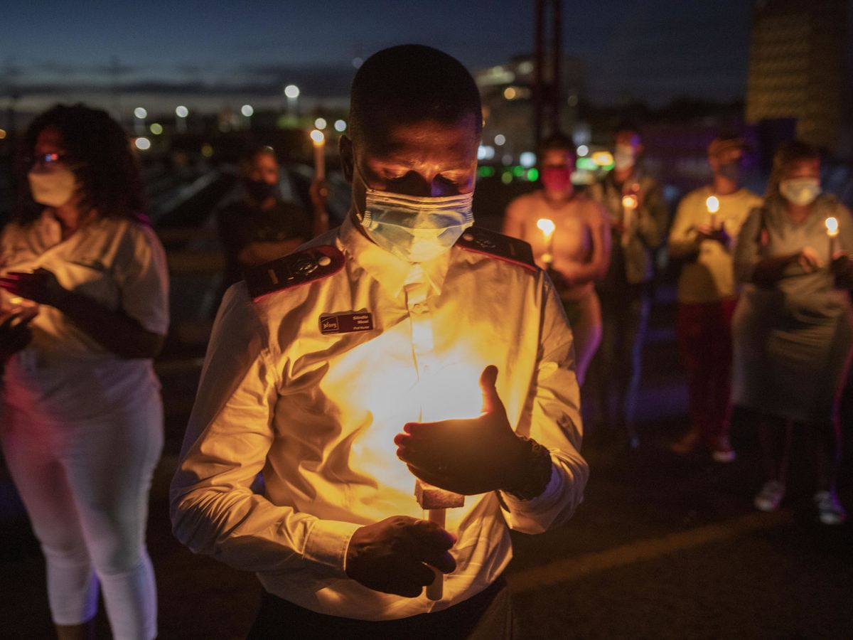 Foto: Sudafricanos conmemoran con velas a las víctimas del del coronavirus en Johannesburgo el pasado 31 de diciembre.