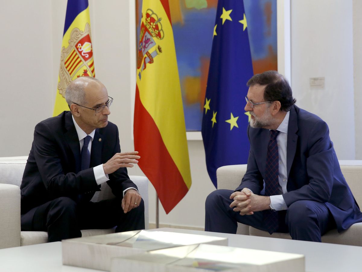 Foto: El expresidente del Gobierno Mariano Rajoy (d) y el exjefe del Gobierno del Principado de Andorra Antoni Martí. (EFE/Chema Moya)
