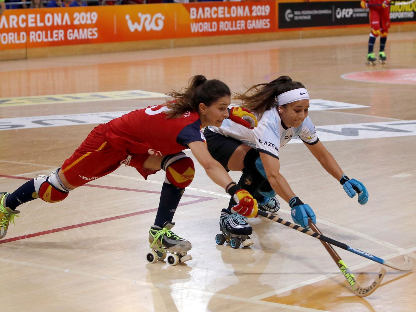 La española Laura Puigdueta y la argentina Valentina Fernández, en el Mundial de hockey sobre patines. (EFE)