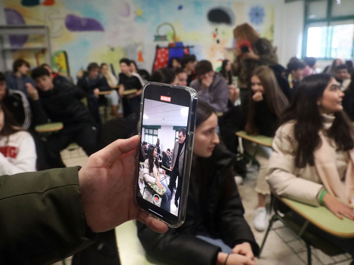 Foto: El conselleiro de Educación de la Xunta de Galicia, Román Rodríguez es grabado por un móvil durante su visita a un centro escolar. (EFE/Xoçan Rey)