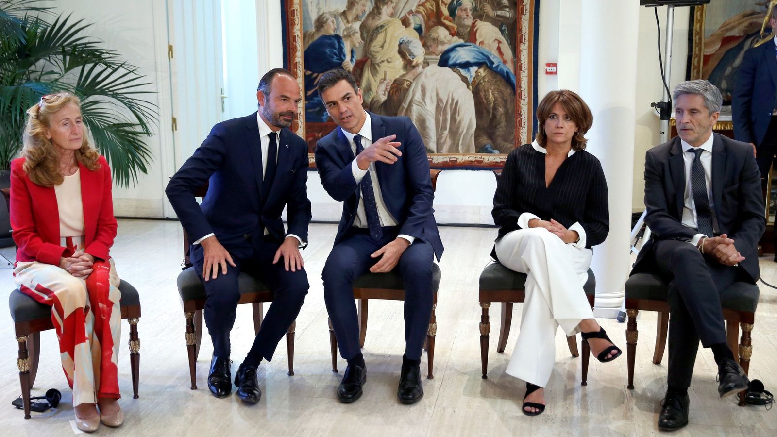 Foto: Pedro Sánchez, con Édouard Philippe y su ministra de Justicia, Nicole Belloubet, y Dolores Delgado y Fernando Grande-Marlaska, este 1 de octubre. (EFE)
