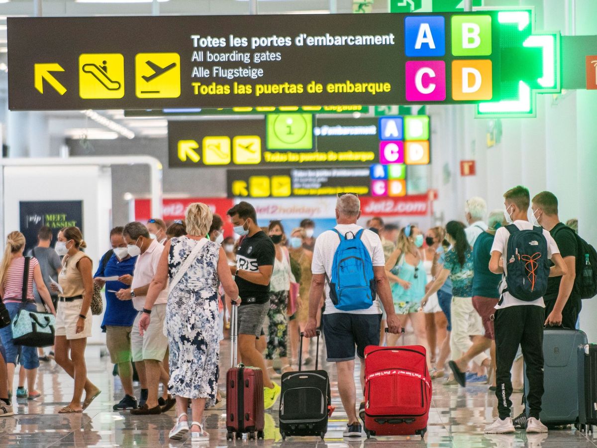 Foto: Tránsito de viajeros en el aeropuerto de Palma de Mallorca. (EFE)