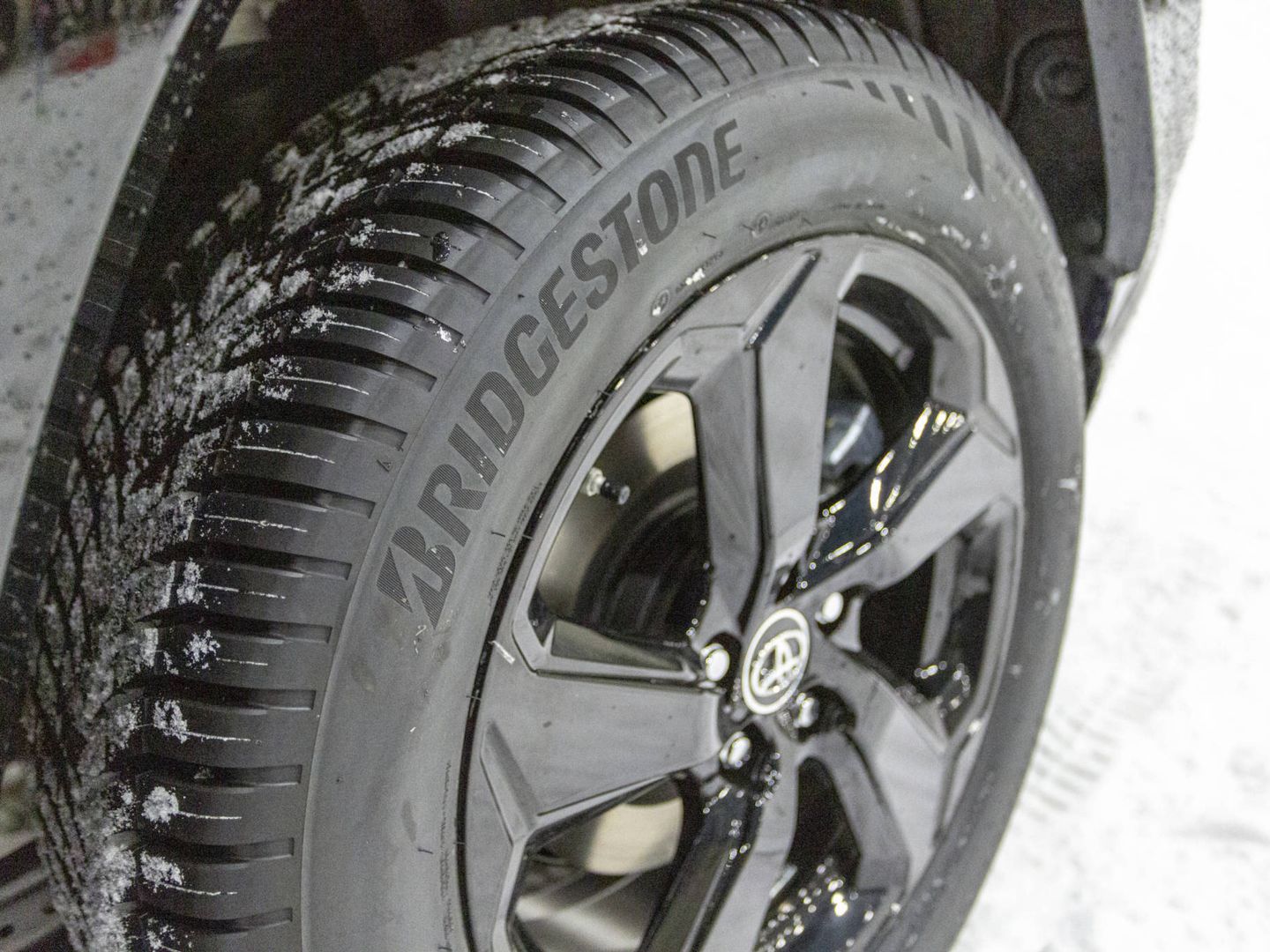 El neumático Bridgestone 'Allseason' ayuda a su buena tracción.