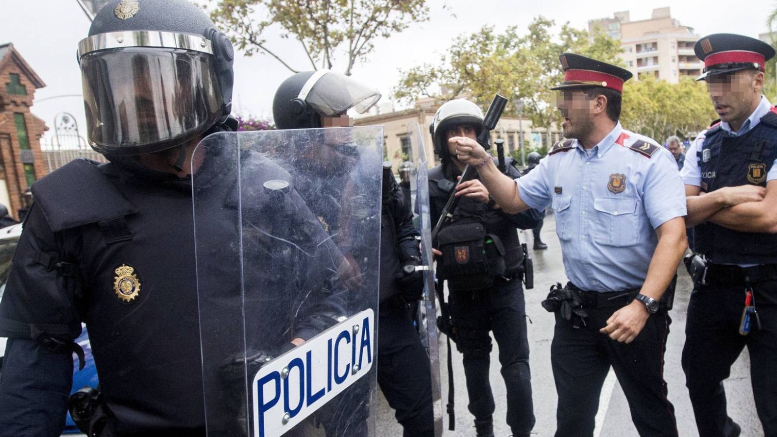 Foto: Unidades especiales antidisturbios y 'mossos', durante la celebración del referendum del 1-O. (EFE)