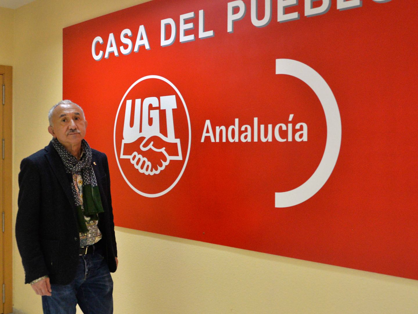Pepe Álvarez, secretario general de UGT, a la entrada de la sede regional. (J. A. Ortega)