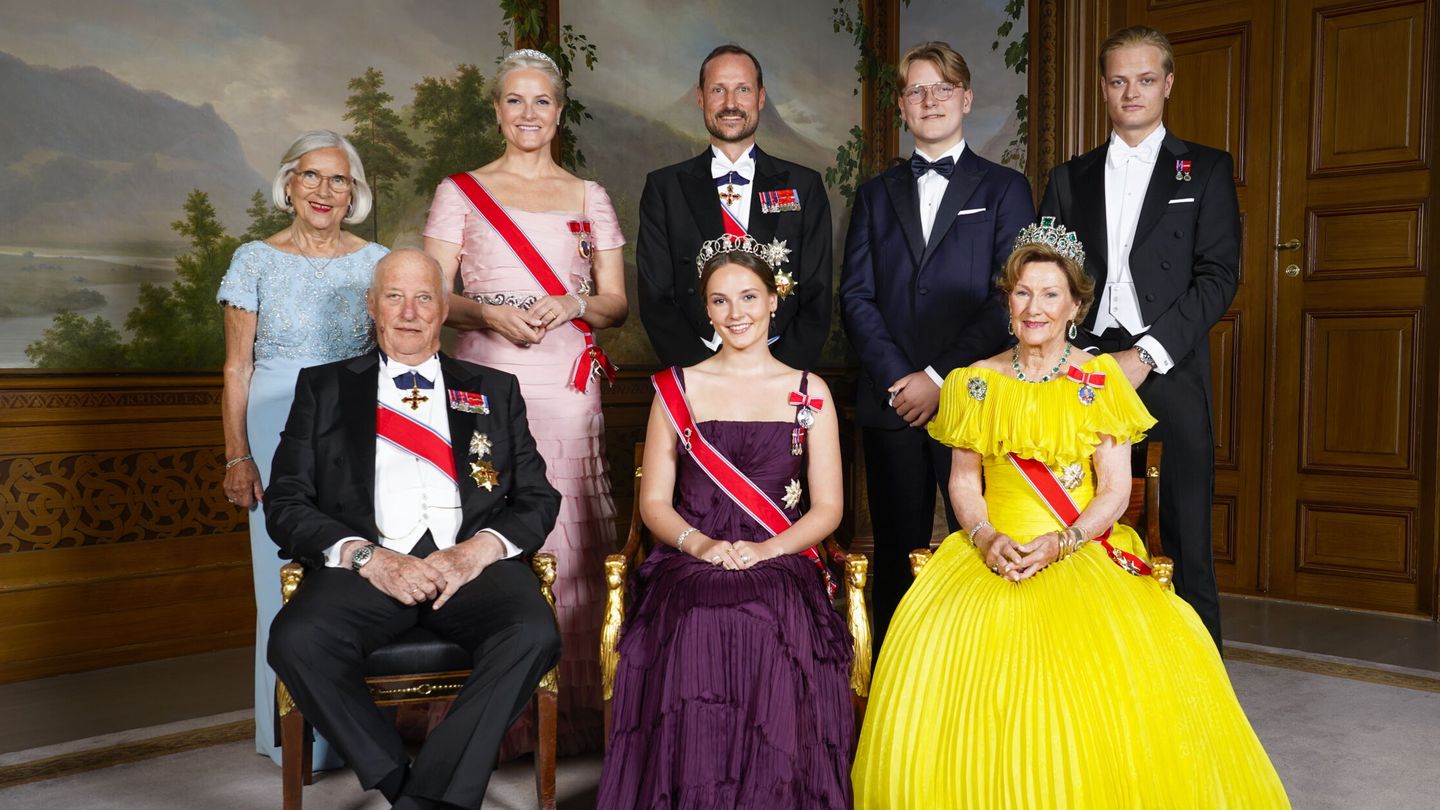 Ingrid Alexandra posa junto a su familia en el Castillo de Oslo. (EFE/EPA/Pool/Lise Aserud) 