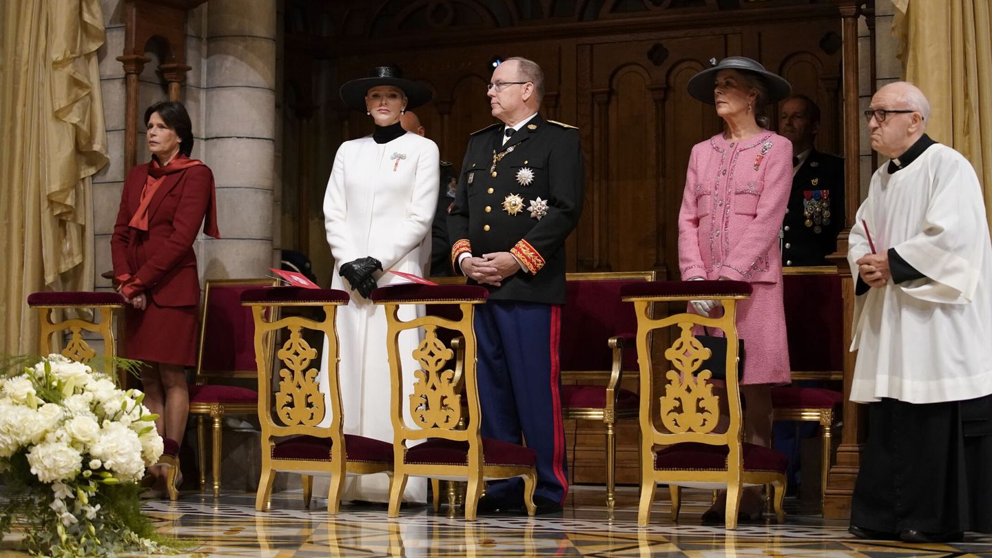 El príncipe Alberto, junto a sus hermanas y su esposa, Charlène, en la misa del Día Nacional de Mónaco. (EFE)