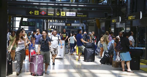 Foto: Tráfico de pasajeros en el aeropuerto de Barajas de Madrid. (Efe)