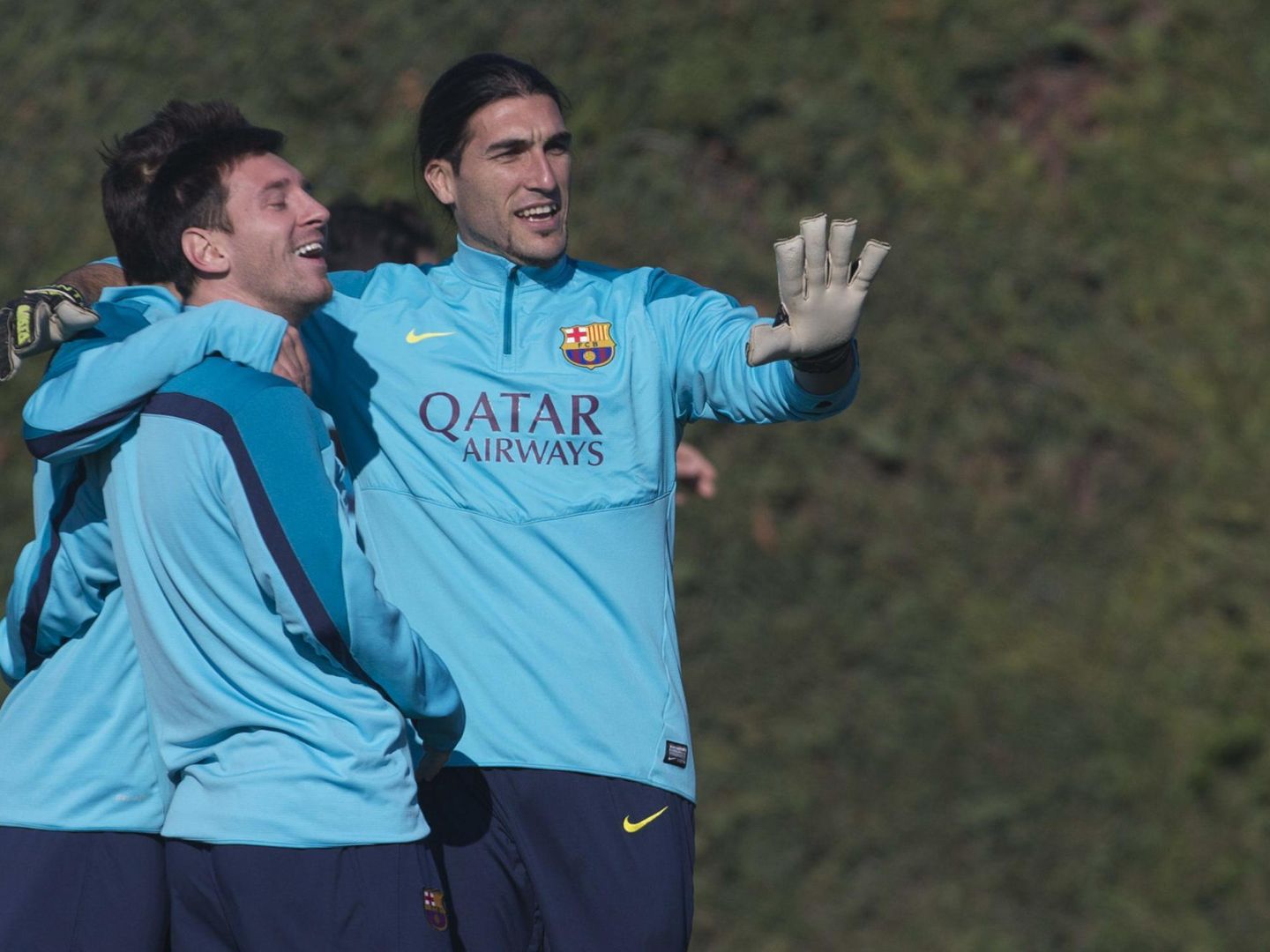 Messi ríe junto a José Manuel Pinto en un entreno del Barça. (EFE)