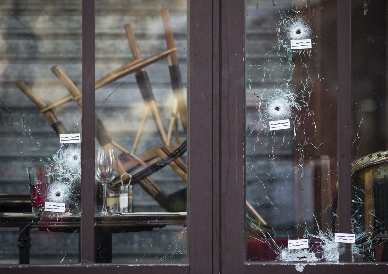 Agujeros de bala en el Café Bonne Biere en París en noviembre de 2015. (Efe)