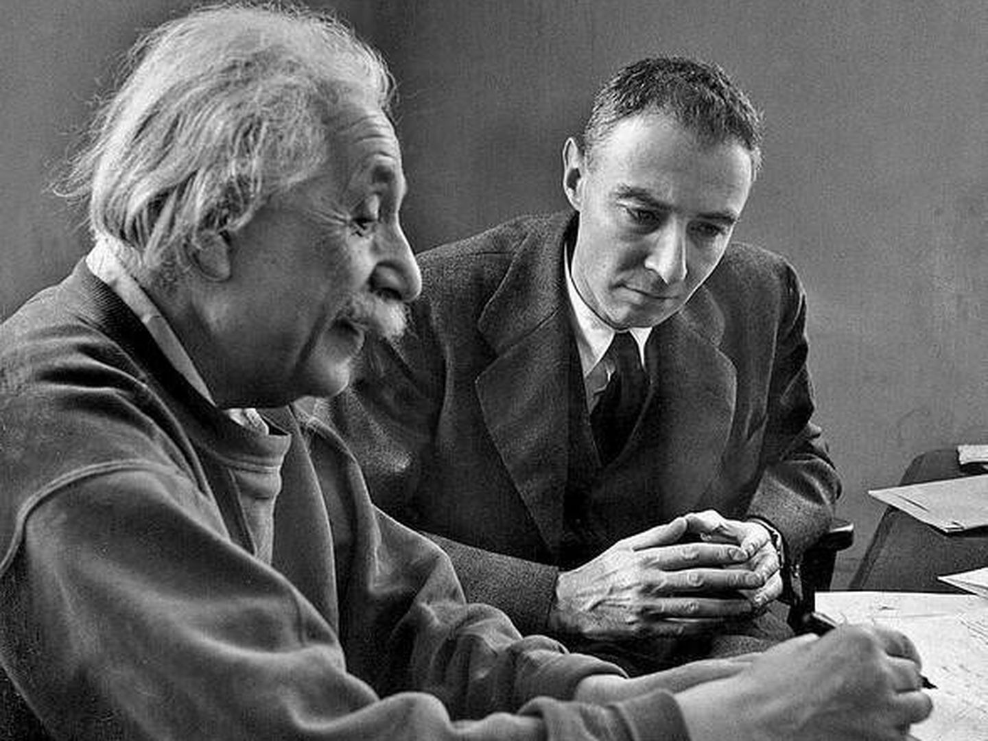 Albert Einstein y Robert Oppenheimer, en 1947.