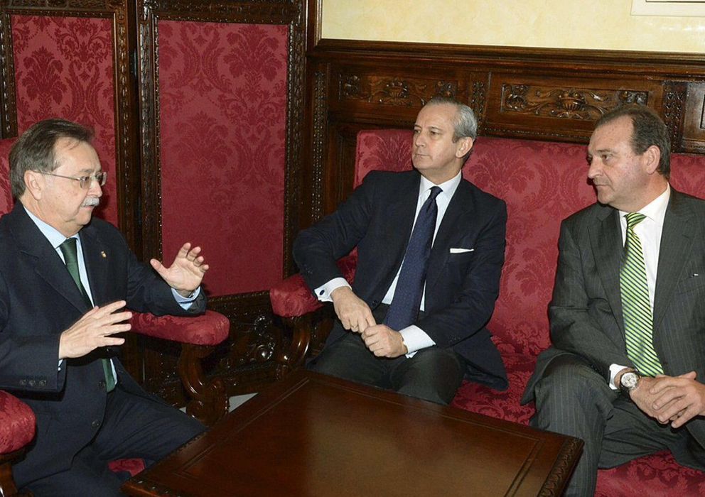 Foto: Fernández de Mesa, en el centro, con el presidente de Ceuta (i) y el Delegado del Gobierno. (Efe)