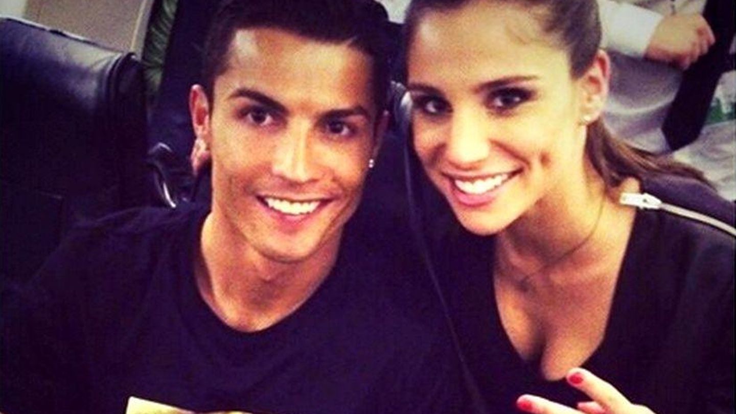 Cristiano Ronaldo, junto a la reportera Lucía Villalón (Twitter)