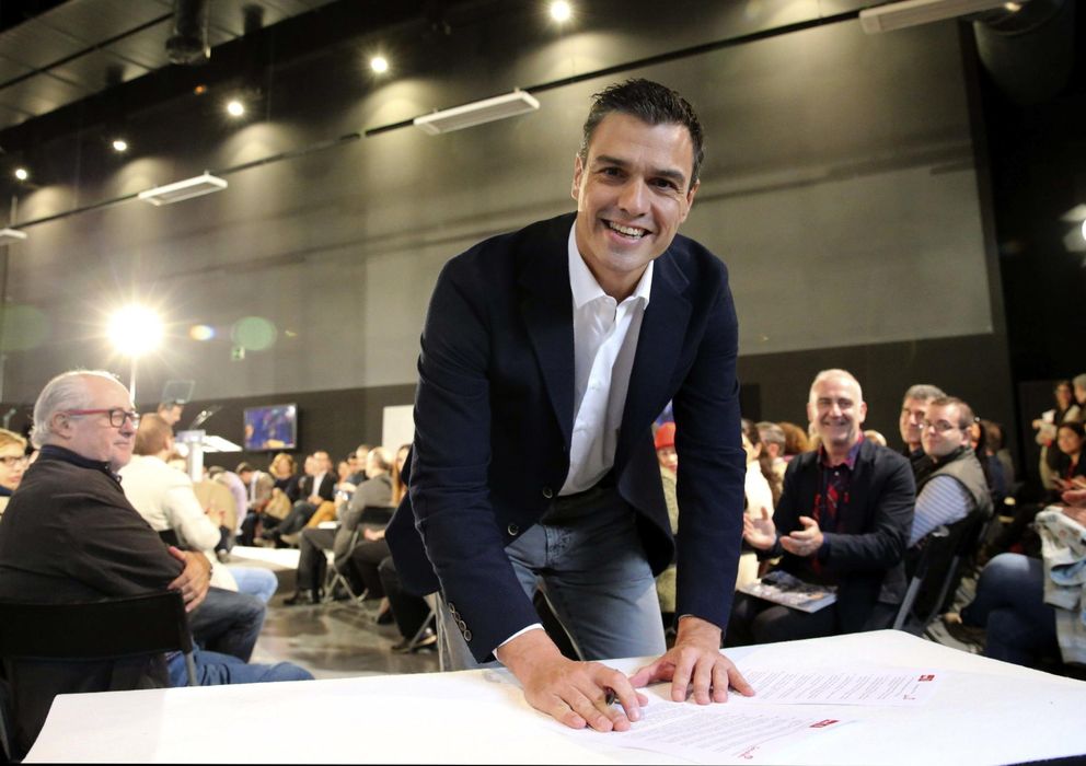 Foto: Pedro Sánchez, firmando el Código Ético del PSOE. (EFE)