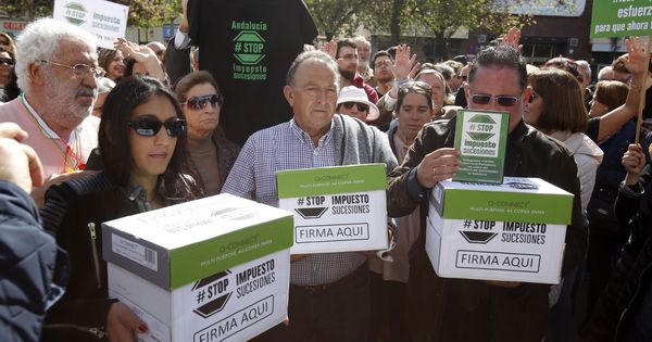 Foto: Miembros de la plataforma Stop Impuesto de Sucesiones, frente al Parlamento andaluz. (EFE)