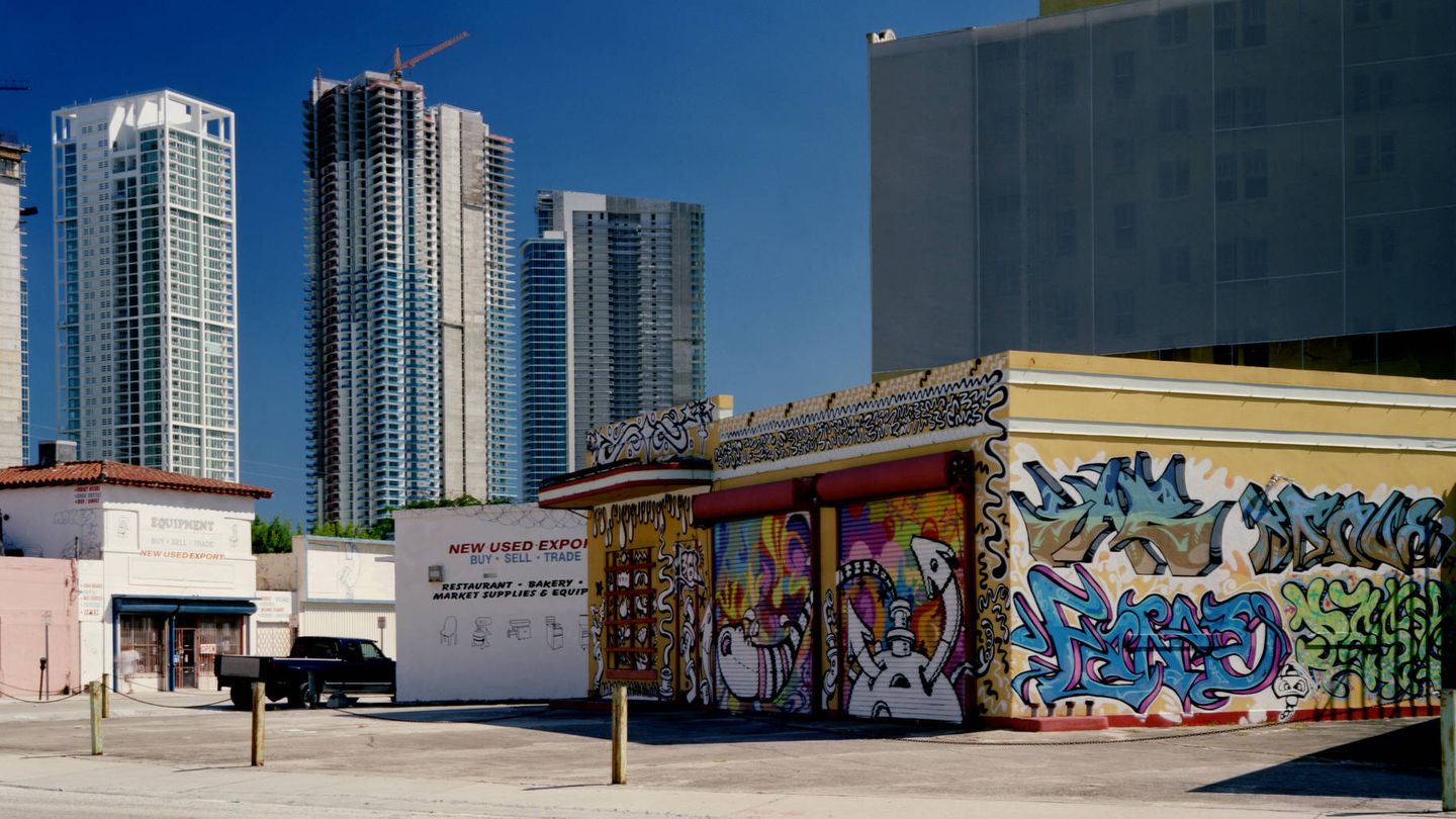  Miami, donde conviven graffitis y rascacielos.