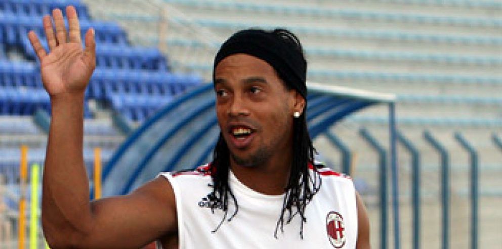 Foto: Unos aficionados obligan a Ronaldinho a irse a dormir durante una juerga