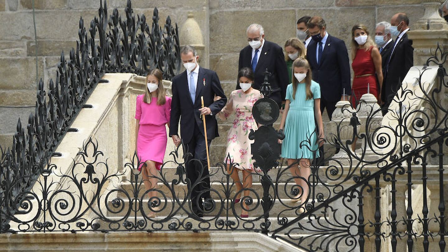 La familia Real en la escalinata de la Catedral de Santiago. (Limited Pictures)