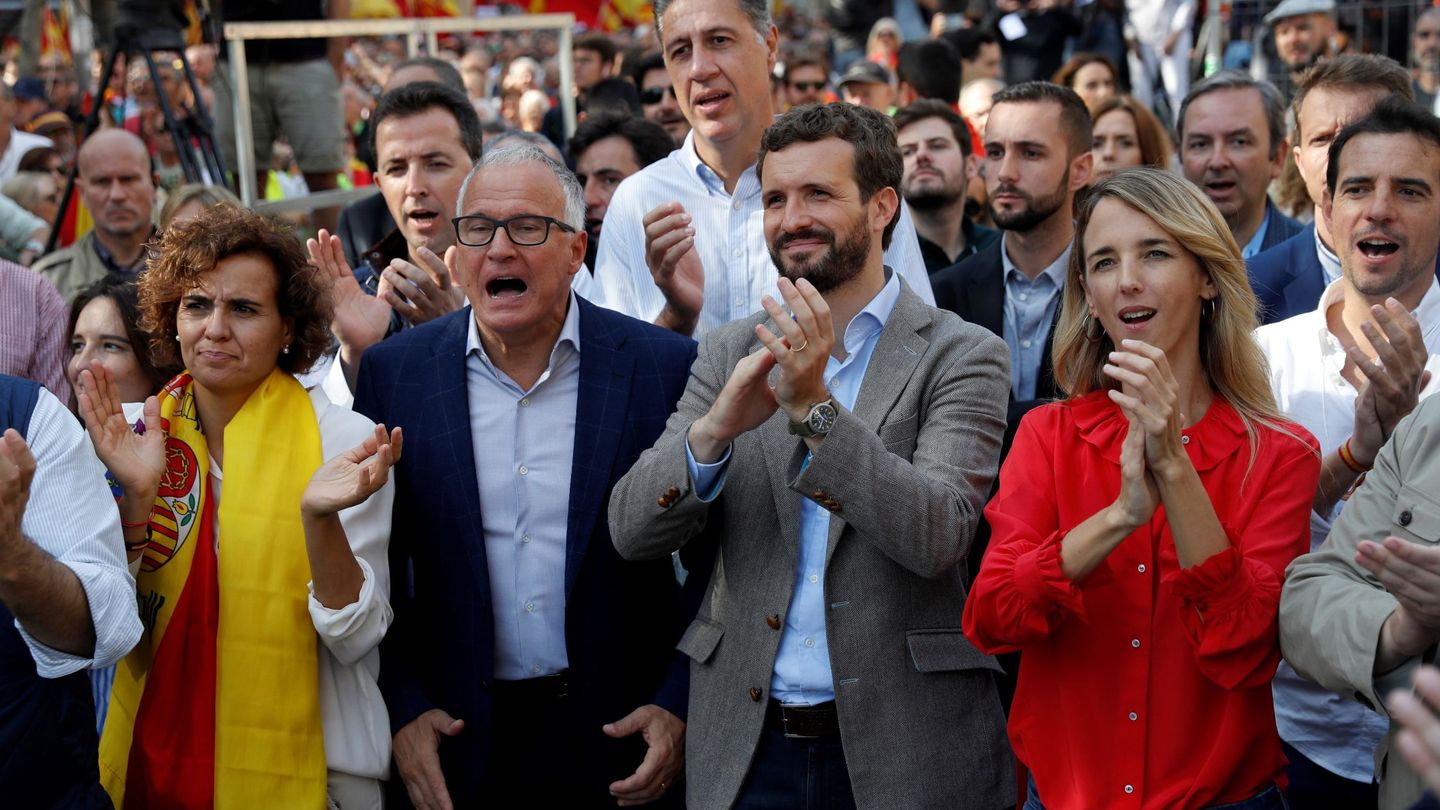 Pablo Casado, junto a otros dirigentes del PP en la manifestación de este domingo. (EFE)