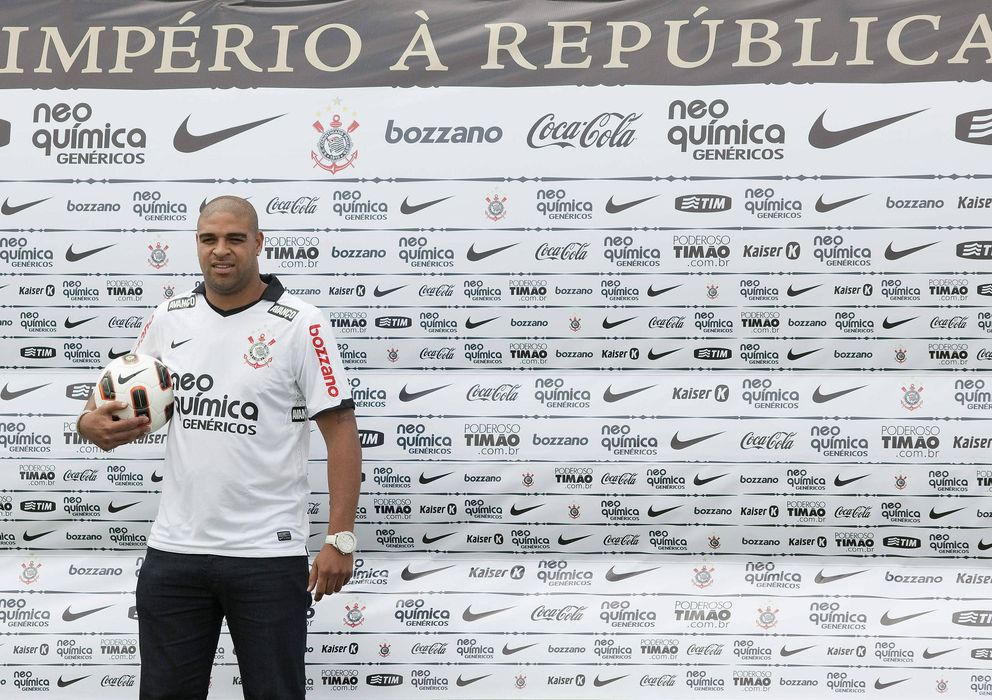 Foto: Adriano, en su presentación como nuevo jugador del Corinthians.