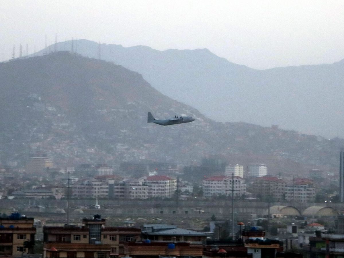 Foto: Un avión militar despega del aeropuerto de Kabul. (EFE)