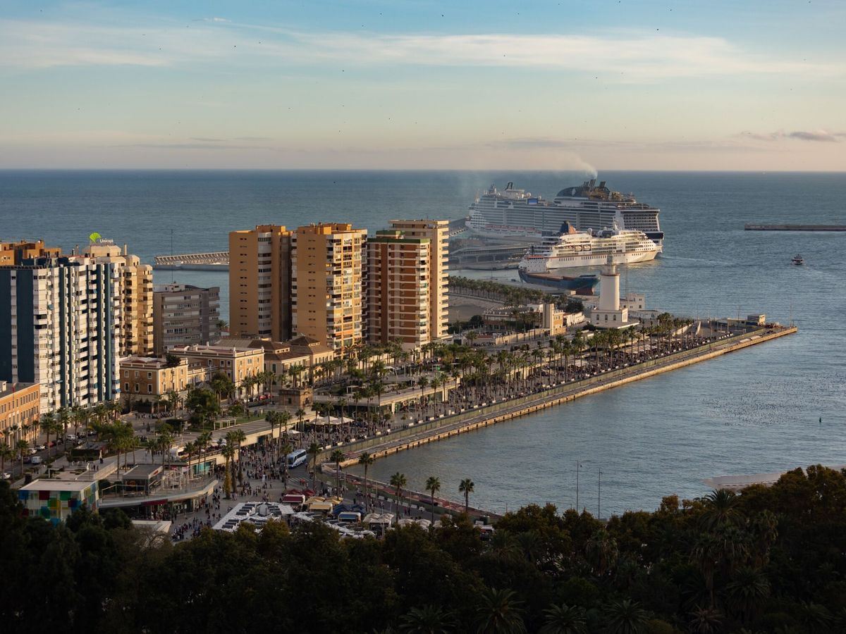Foto: Vista del puerto de Málaga. (EFE/Carlos Díaz)