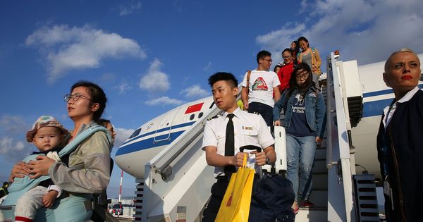 Foto: Pasajeros chinos desembarcan en el aeropuerto internacional de Atenas, en septiembre de 2017. (EFE)