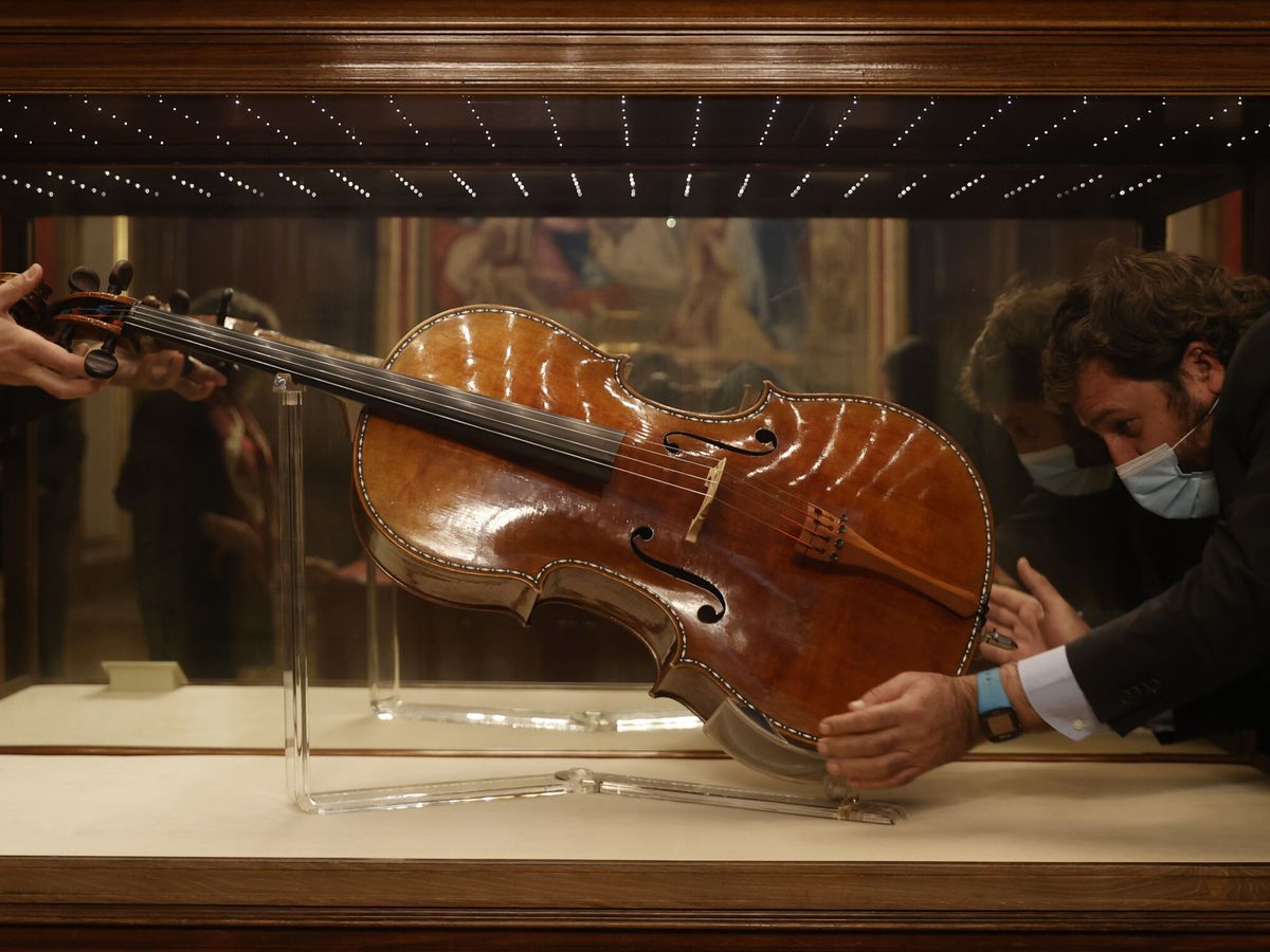 Foto: Patrimonio Nacional saca los Stradivarius palatinos de sus vitrinas. (EFE/Emilio Naranjo)