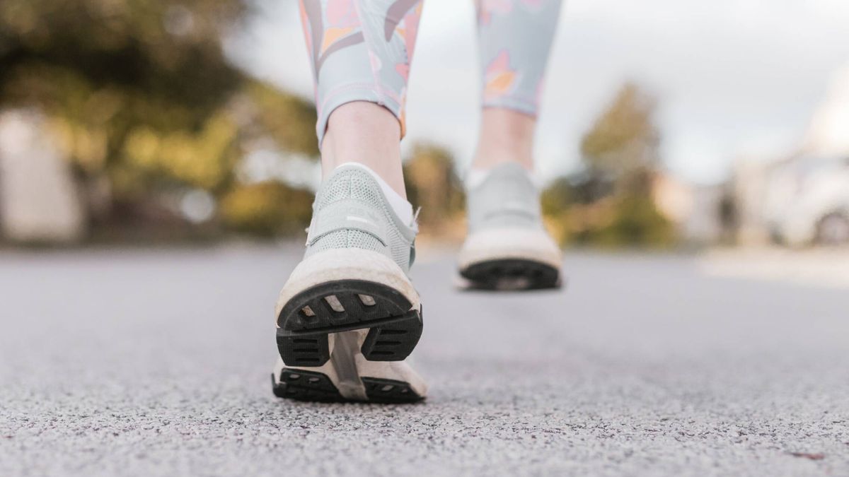 Bajar de peso mientras caminas es posible aplicando estos trucos