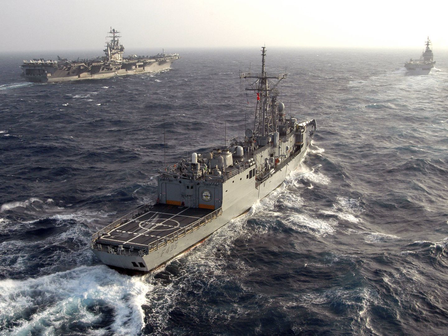 Fragata turca TCG Gediz (F495), junto al USS Harry S. Truman (CVN 75) y al portaaviones italiano Giuseppe Garibaldi (US Navy)