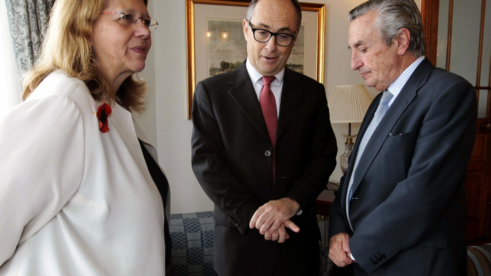 Foto: Elvira Rodríguez, presidenta de la CNMV, junto al subgobernador del banco de España, Fernando Restoy. (EFE)