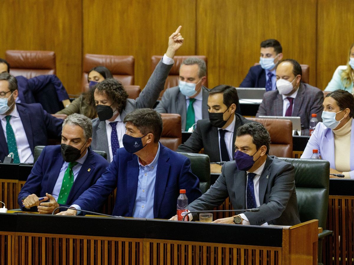 Foto: Elías Bendodo, Juan Marín y Juanma Moreno, en el Parlamento andaluz.  EFE Julio Muñoz